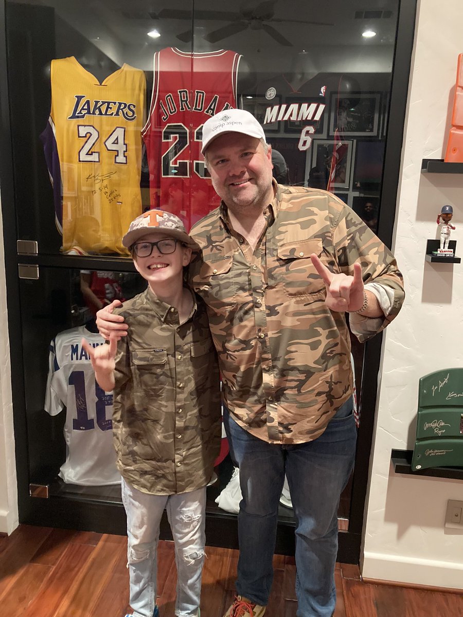 Beauedge's tweet photo. Tonight on the @OB_Outsiders presented by @PonchoOutdoors Is Texas hoops turning the corner.  Some obvious Super Bowl discussion and what Razor got to experience Saturday. With @ChanceMock @CHastingsOBL and the comedy of @jasondickaf 

9pm tune in https://t.co/NuphQKQIt1 https://t.co/ALhBrzcNAS