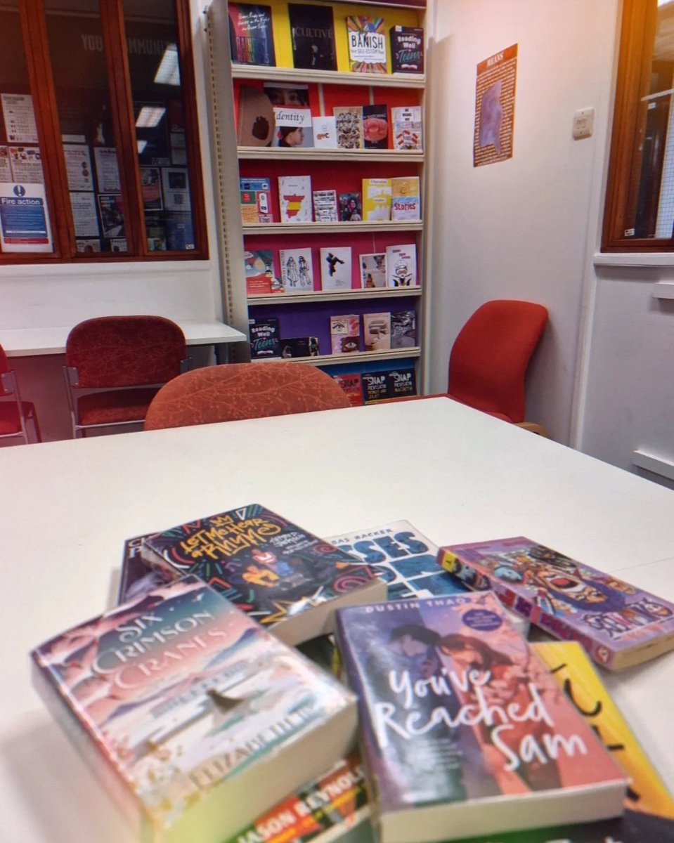 Im_Negomi's tweet image. Tonight we held @Better_Balham #TeenBookClub in the Teen Library!
The teens now have their own space surrounded by their own books to chat &amp;amp; laugh, &amp;amp; get inspired by the incredible collection of zines made by local 6th form school SFX ! @SFX6thForm
@wandsworthlibs 
#BalhamLibrary