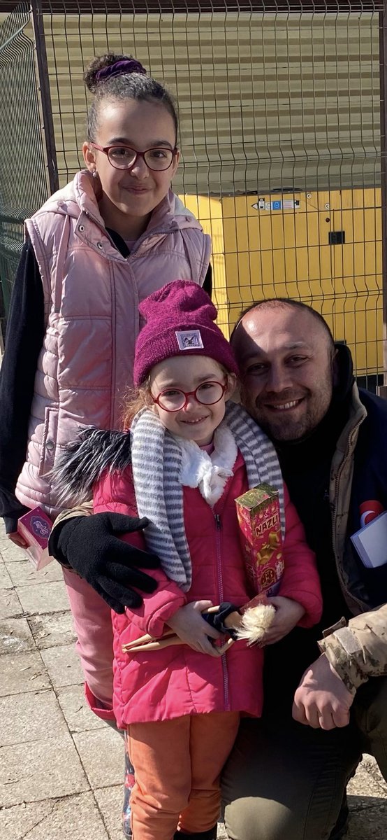 gMd_3419's tweet photo. Ordaydık, canımızdan can gitti, çok ağladık yada ağlayana omuz olduk..! Lakin yaraları birlikte sarmak için canla başla mücadele ettik. Gidenler dönmüyor ama bizler #maraş da bu çocukların gülümsemesini hatırlamak istiyoruz hep…
Rabbim bir daha yaşatmasın. #6subat2023 https://t.co/woZ92YS1x9