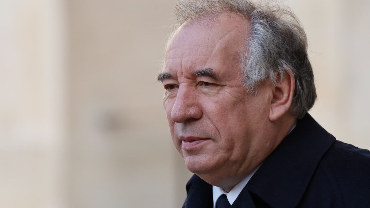 BFMTV's tweet photo. "Je n’écarte jamais rien": François Bayrou, relaxé, n'exclut par un retour au gouvernement
https://t.co/o16TEMXEhO https://t.co/BzZNLY5X3h