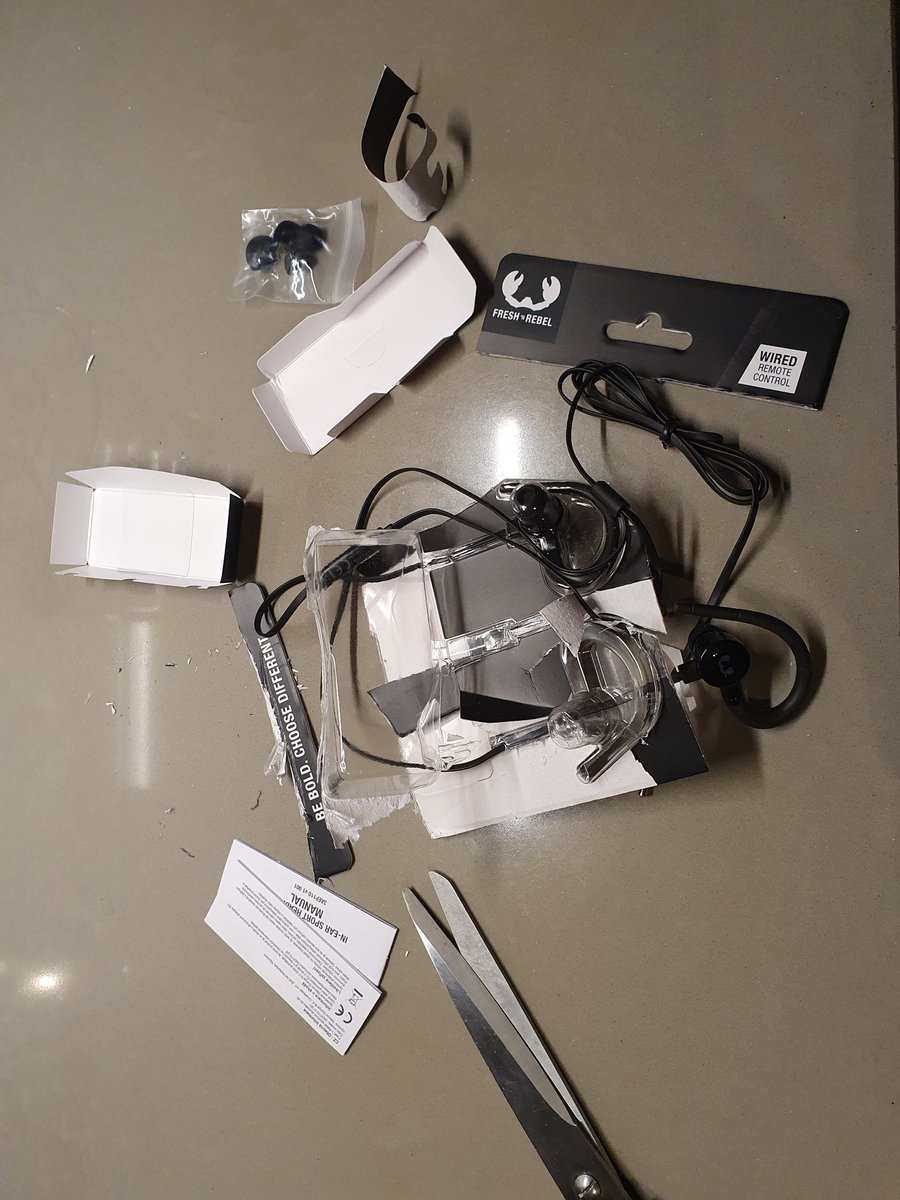Na een half uur de verpakking  <a href="/freshnrebel/">Fresh 'n Rebel</a> nog niet open. Vingers gesneden aan scherpe plastic snippers. Ik laat het nu rusten, morgen verder.