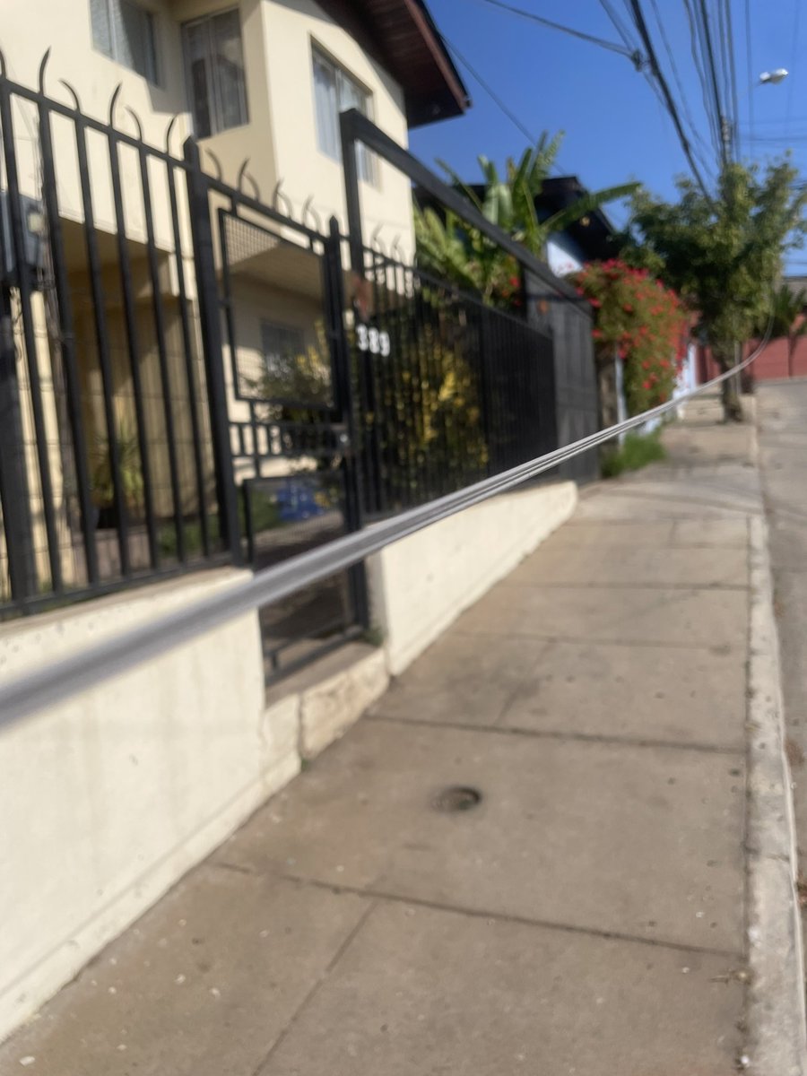 FabiolaAgnes1's tweet photo. @tumundo_cl hola aquí en calle once 385 en Recreo Viña del Mar, debido a las fuertes ráfagas de viento un cable de internet, q es mundo pacífico está al alcance del cuello y ojos por favor venir a gestionar levantamiento del mismo, envío foto https://t.co/BclVv42gdM