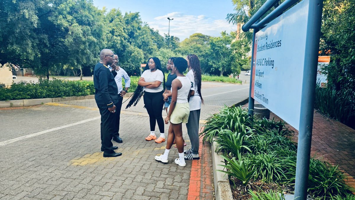 lgmpedi's tweet image. #Vibrant day at @go2uj 🌟 Watch the shared video welcoming all first years, returning students and staff: youtu.be/8uuoov4MwPU 📹 Campus is buzzing with life! Coming soon, is my interview with UJTV, discussing our journey &amp;amp; contributions to SA democracy &amp;amp; more! 📚 #UjAllTheWay