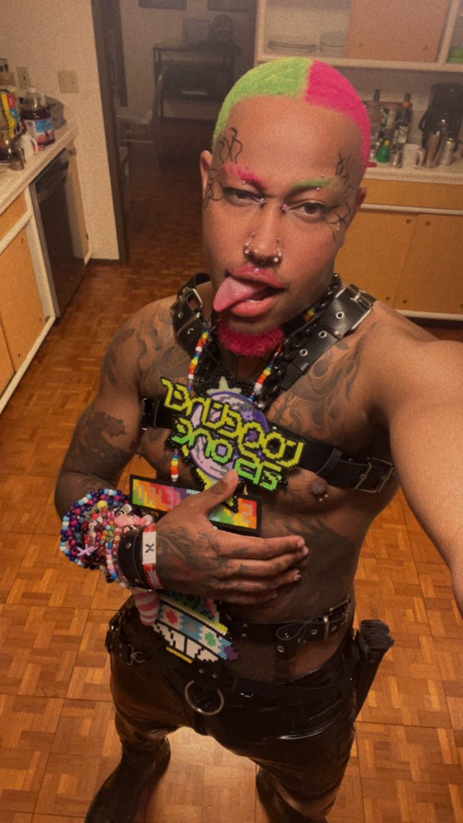 KingThoticus's tweet photo. I honestly didn’t know if I could bring the heat for everyday of Thunderdome, but I sure as hell pulled off some LOOKS baby. 🤍🤝🏾🖤🤝🏾💖 https://t.co/Sz4BrZxsE6