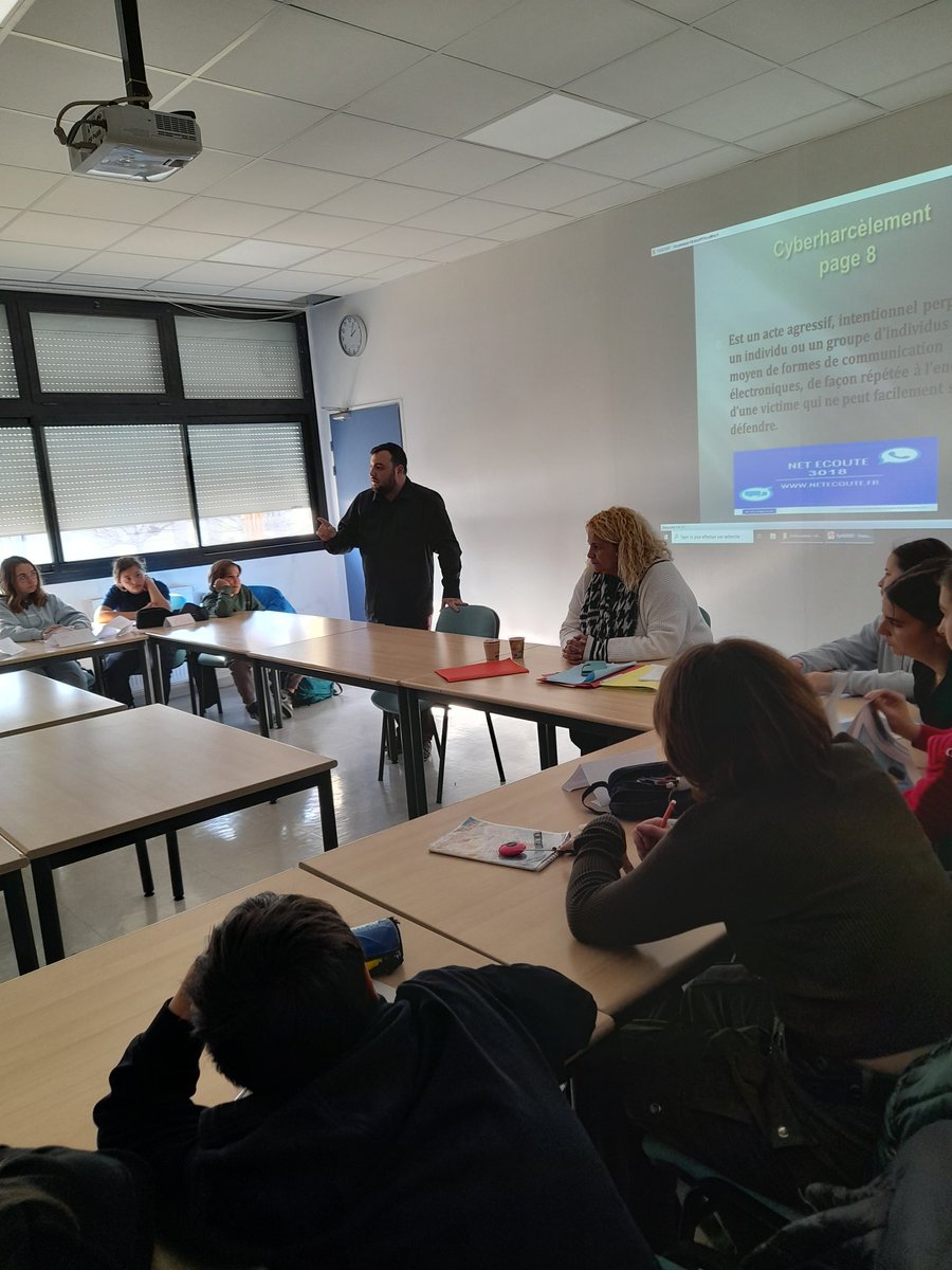 Comment mieux aider les élèves victime de harcèlement 
Journée de formation pour nos ambassadeurs anti-harcèlement @CE_FontdeFillol 
Merci à l'EMAS 83 pour son intervention de qualité 
#parcourscitoyen #NAH