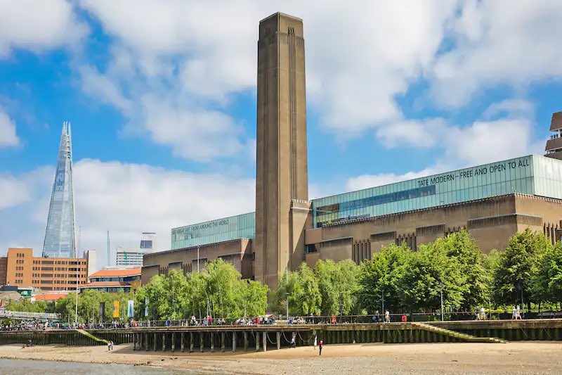 Last Friday Tate Modern in London closed for the day due to the death of a man. The man died after a fall and, although the police is not considering the event as suspicious, the Museum decided to close its door in sign of respect.
