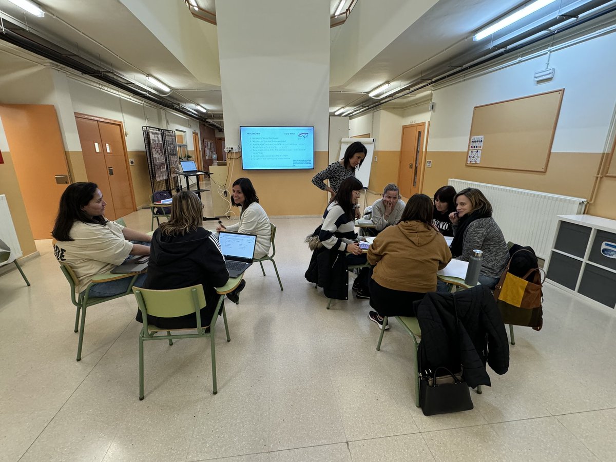 EscolaFlix's tweet image. Avui sessió #FAIG amb les companyes de l’Escola @puigcavaller de Gandesa per tal de reflexionar sobre el disseny dels nostres #FAIGLab 
#ProgramaFAIG #AprenentageXProjectes #AprenentatgeambSentit #ComunitatFAIG @cesirecat @InnovacioE #TerresdelEbre