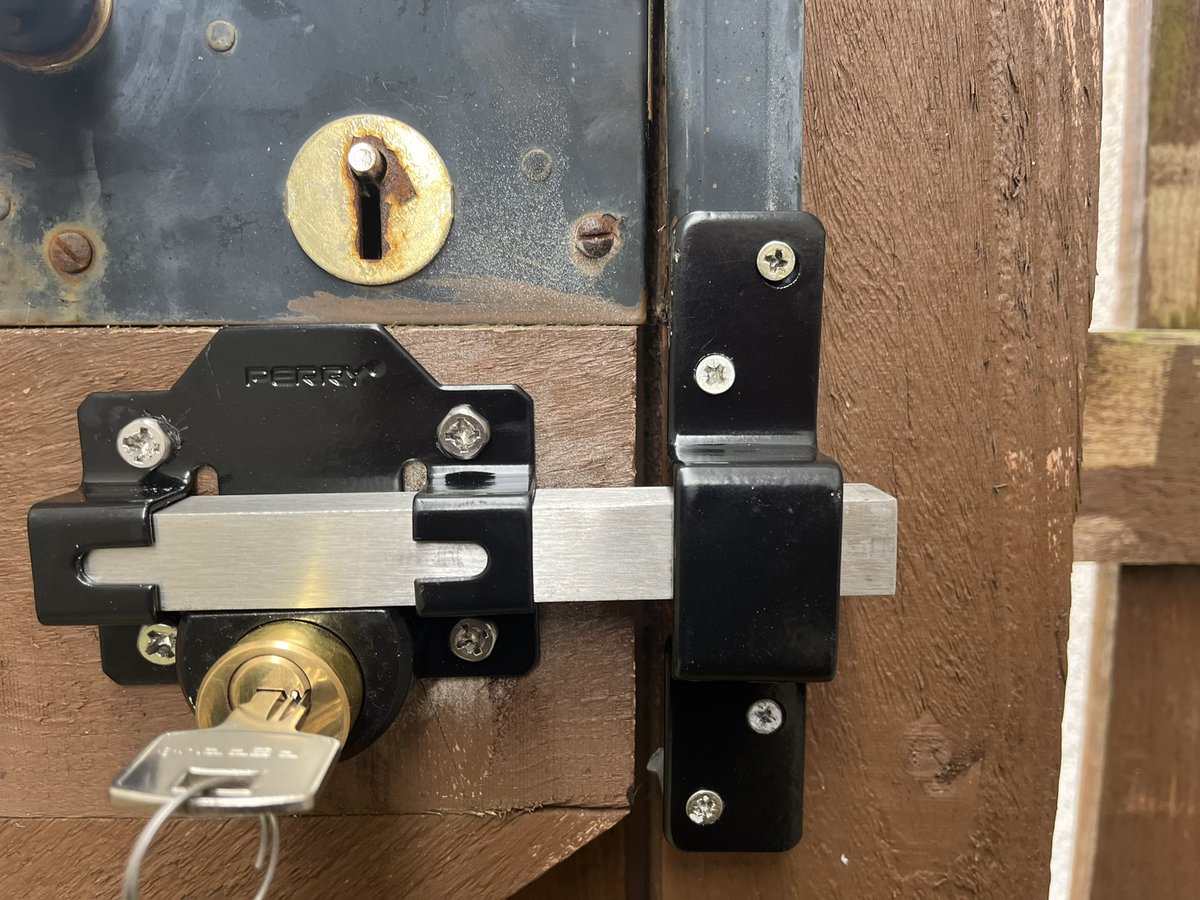 bonnyrigglocks's tweet image. Fitted a high security Gate lock in Roslin Midlothian today.
#locksmithdalkeith
#pentlandlocksmiths 
#gatelocks #midlothianlocksmith