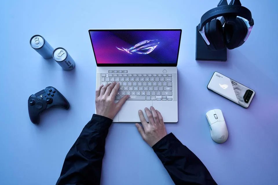 TheTechSiren's tweet image. ASUS LAPTOP: ASUS ROG Zephyrus G14 &amp;amp; G16 gaming laptops are now on sale in Europe, featuring advanced configurations like the AMD Ryzen 9 8945HS, Nvidia RTX 4070, and OLED displays. Prices start at €1,899 for the G14 &amp;amp; up to €4,299 for G16 model. #Gaming #ROGZephyrus