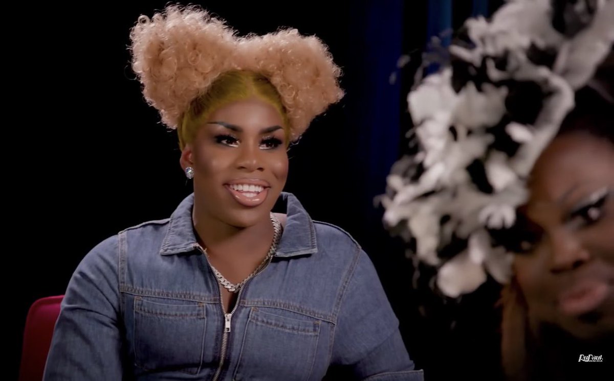 thatonequeen's tweet photo. stole my job, then my pose!!!! POLICE!!!!! https://t.co/URhSTbG7tF