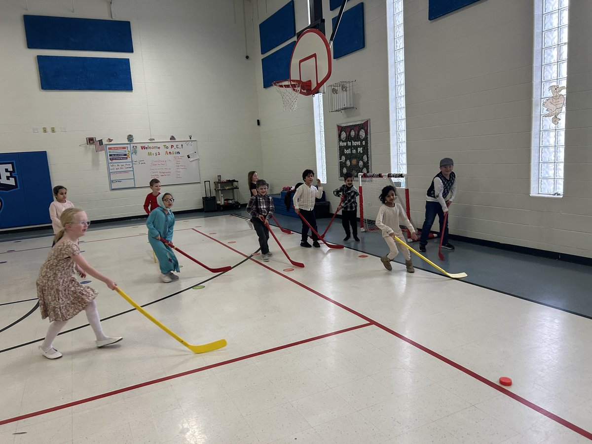 MsAnsonPE's tweet photo. Students worked so hard the past few weeks building their hockey fundamentals as well as learning hockey rules so they could play a real game. At the K-2 level this is a huge accomplishment! Proud of my @Prairie_Hawks They had an absolute blast. https://t.co/qzb6KrOySZ