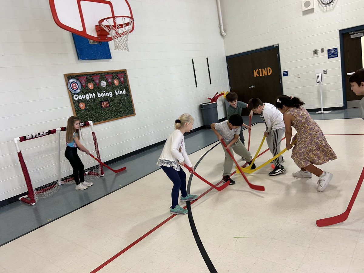 MsAnsonPE's tweet photo. Students worked so hard the past few weeks building their hockey fundamentals as well as learning hockey rules so they could play a real game. At the K-2 level this is a huge accomplishment! Proud of my @Prairie_Hawks They had an absolute blast. https://t.co/qzb6KrOySZ