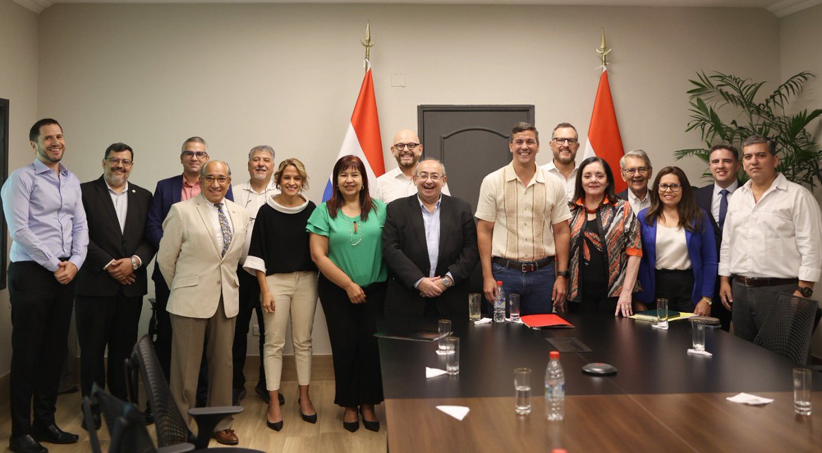 SantiPenap's tweet photo. Hoy les di la seguridad a las autoridades del Conacyt de que el Gobierno del Paraguay seguirá impulsando la investigación científica, como uno de los pilares fundamentales para el avance de nuestra sociedad en todos los órdenes. #GobiernoDelParaguay https://t.co/7WskIXzbBF