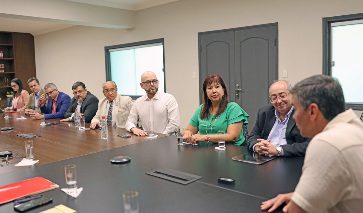 SantiPenap's tweet photo. Hoy les di la seguridad a las autoridades del Conacyt de que el Gobierno del Paraguay seguirá impulsando la investigación científica, como uno de los pilares fundamentales para el avance de nuestra sociedad en todos los órdenes. #GobiernoDelParaguay https://t.co/7WskIXzbBF