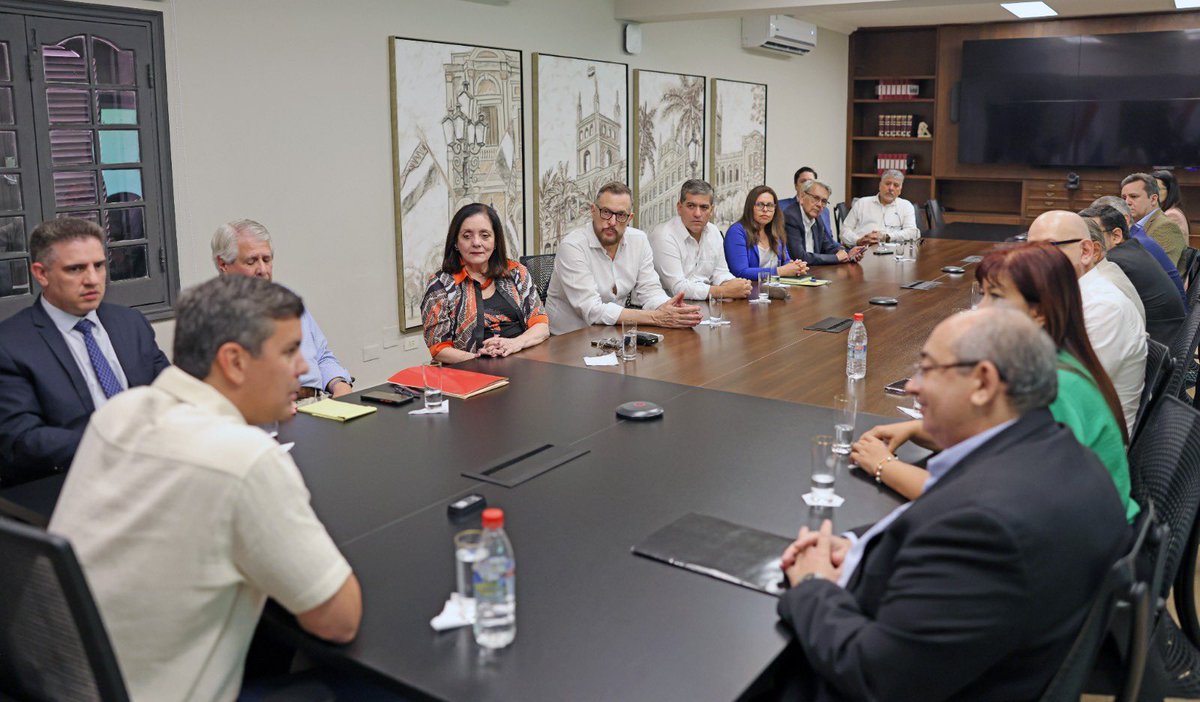 SantiPenap's tweet photo. Hoy les di la seguridad a las autoridades del Conacyt de que el Gobierno del Paraguay seguirá impulsando la investigación científica, como uno de los pilares fundamentales para el avance de nuestra sociedad en todos los órdenes. #GobiernoDelParaguay https://t.co/7WskIXzbBF