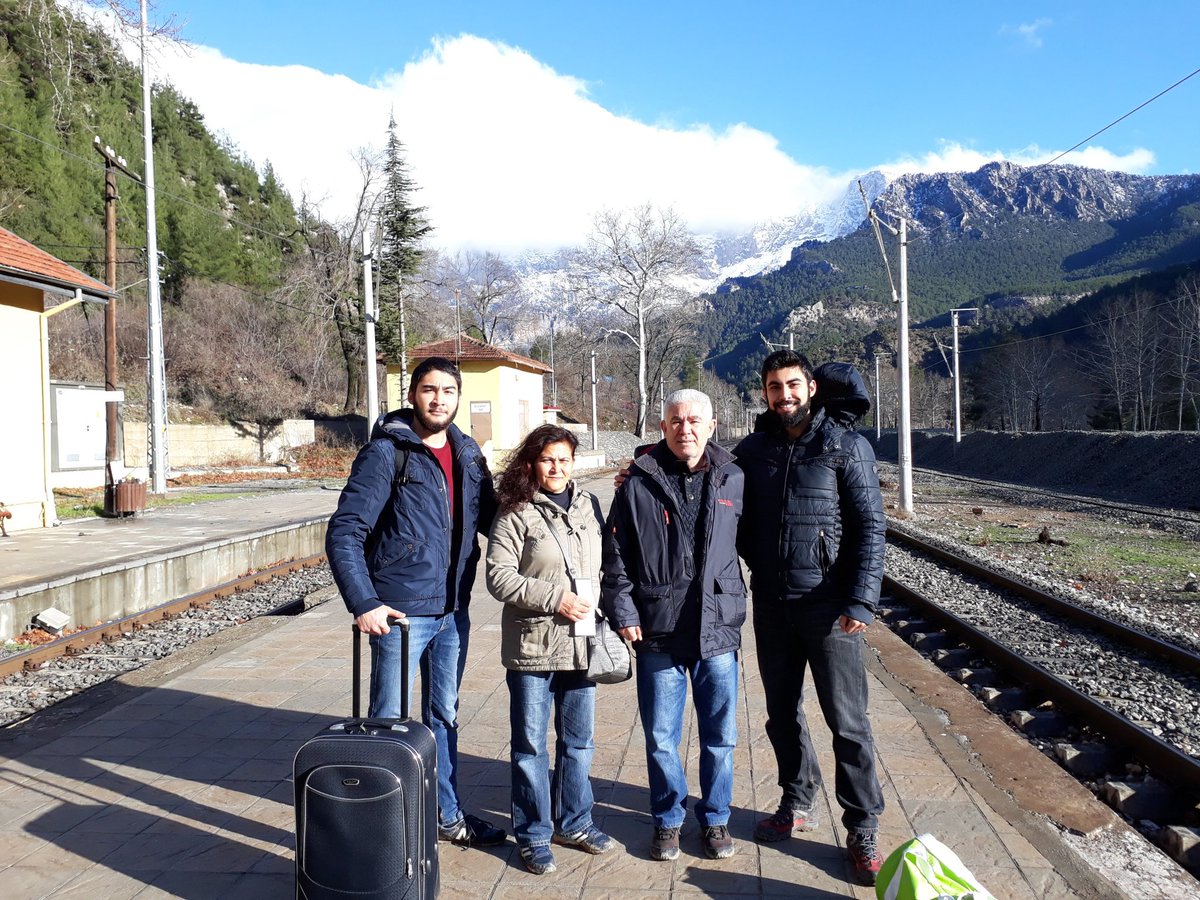 Bir gün olmuştu askere geleli. Sabah içtimasında bir hareketlilik oldu. Komutan maraş üssü deprem olmuş sakin olun ailenize ulaşmaya çalışın diyip serbest bırakmıştı bizi. Babamla askeriye için mısır çarşısından aldığımız tuşlu telefona sarıldım hemen. Annemi arıyorum açmıyor,