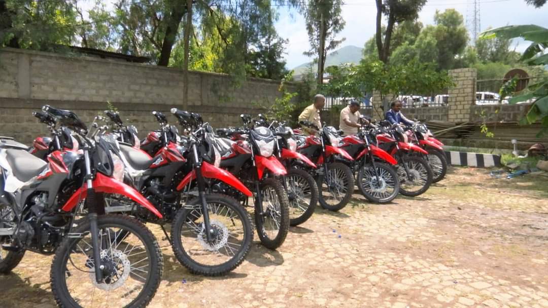 WestHararghePP's tweet photo. Waajjirri Lafa G/H/Lixaa hojii Kaadaastara Lafa hojjetama tureef Biiroon Lafa Oromiyaa Konkolata 1 fi Motor 18 badhaafame ture bakka Bulchaan G/H/Lixaa Aadde #Ikraam Xaha fi I/A Bulchaa Obbo Teshome Kebede fi I/G Waajj/Lafa Obbo #Abrahim jiraniitti Bulchoota Aanaaleef kennameera. https://t.co/MEDij4yNUr