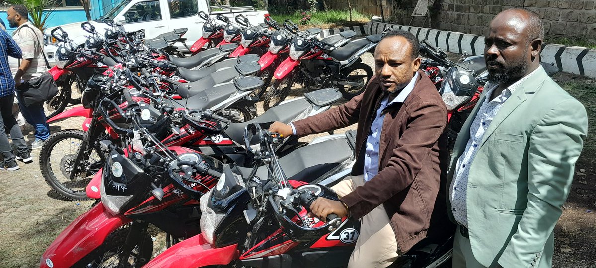 WestHararghePP's tweet photo. Waajjirri Lafa G/H/Lixaa hojii Kaadaastara Lafa hojjetama tureef Biiroon Lafa Oromiyaa Konkolata 1 fi Motor 18 badhaafame ture bakka Bulchaan G/H/Lixaa Aadde #Ikraam Xaha fi I/A Bulchaa Obbo Teshome Kebede fi I/G Waajj/Lafa Obbo #Abrahim jiraniitti Bulchoota Aanaaleef kennameera. https://t.co/MEDij4yNUr