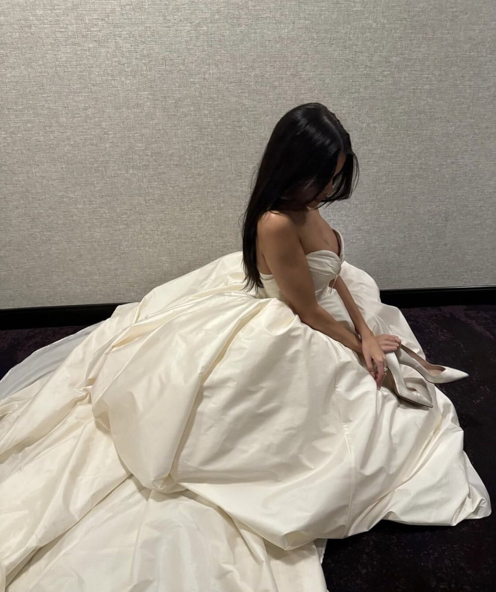 sinclairjournal's tweet image. Madison Beer flawless in a new photo.