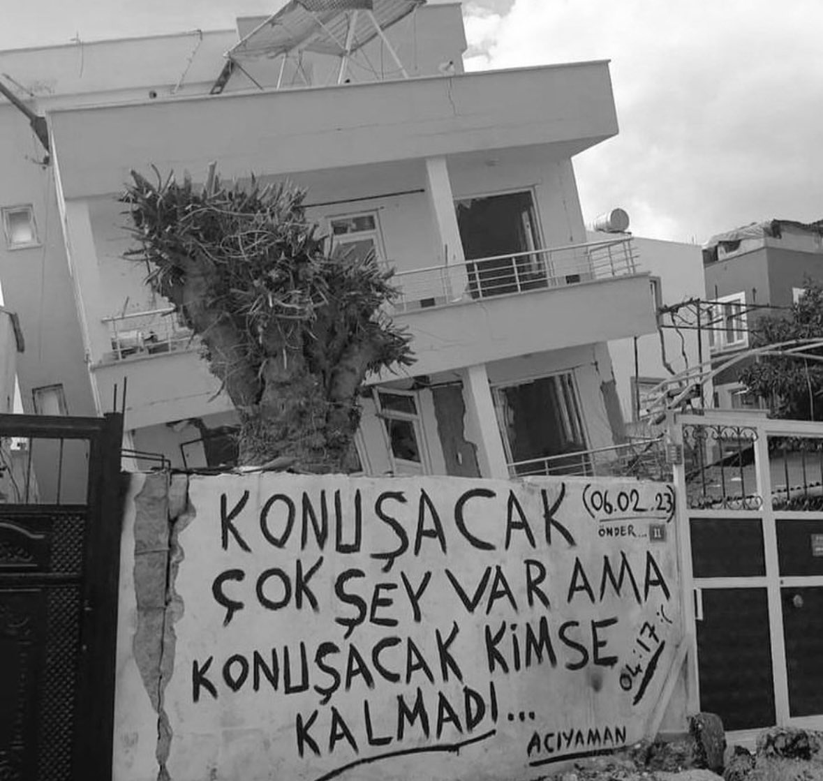 Üstünden bir yıl geçti, acılar hiç dinmedi. Çoğu kişi için ümitlerin, umutların, hayallerin yıkıldığı gün oldu.. Depremde kaybettiğimiz canlarımız için Allah’tan rahmet, yaralılarımıza acil şifalar diliyoruz.. 
Mekanları cennet olsun🖤🙏🏻