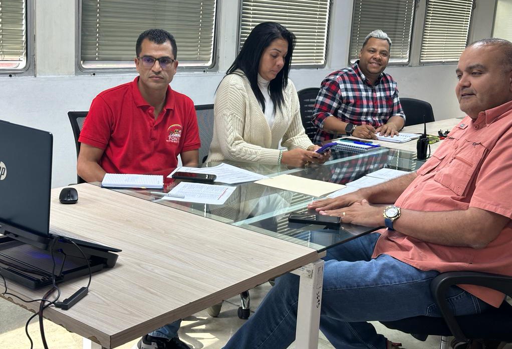 FonturOficialve's tweet photo. Este lunes en videoconferencia el Pdte de #Fontur @ELOYSULBARAN se reunió con coordinadores regionales a fin de establecer mecanismos de contraloría y supervisión mediante el Sistema Patria a los transportistas para garantizar el suministro de combustible.

#ElEquipoGana https://t.co/0RijvrpEzS