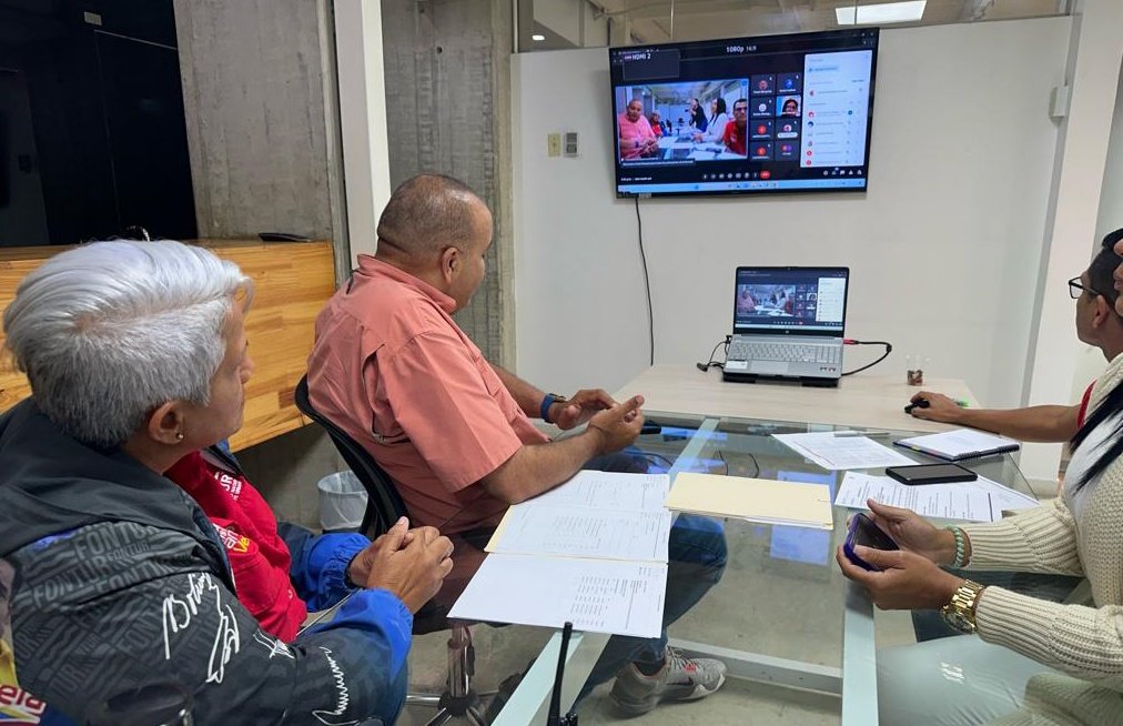 FonturOficialve's tweet photo. Este lunes en videoconferencia el Pdte de #Fontur @ELOYSULBARAN se reunió con coordinadores regionales a fin de establecer mecanismos de contraloría y supervisión mediante el Sistema Patria a los transportistas para garantizar el suministro de combustible.

#ElEquipoGana https://t.co/0RijvrpEzS
