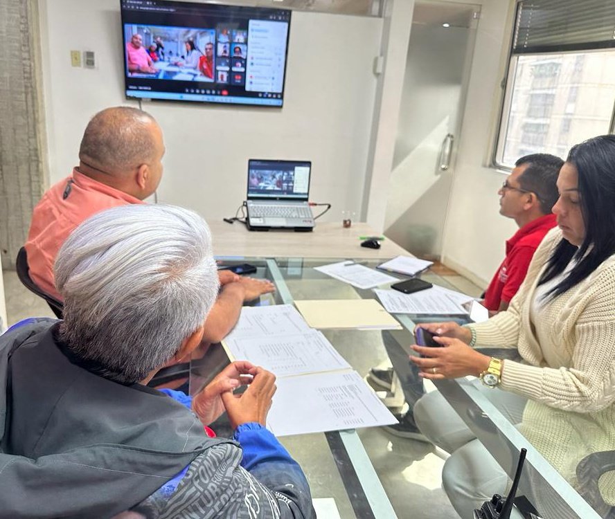 FonturOficialve's tweet photo. Este lunes en videoconferencia el Pdte de #Fontur @ELOYSULBARAN se reunió con coordinadores regionales a fin de establecer mecanismos de contraloría y supervisión mediante el Sistema Patria a los transportistas para garantizar el suministro de combustible.

#ElEquipoGana https://t.co/0RijvrpEzS