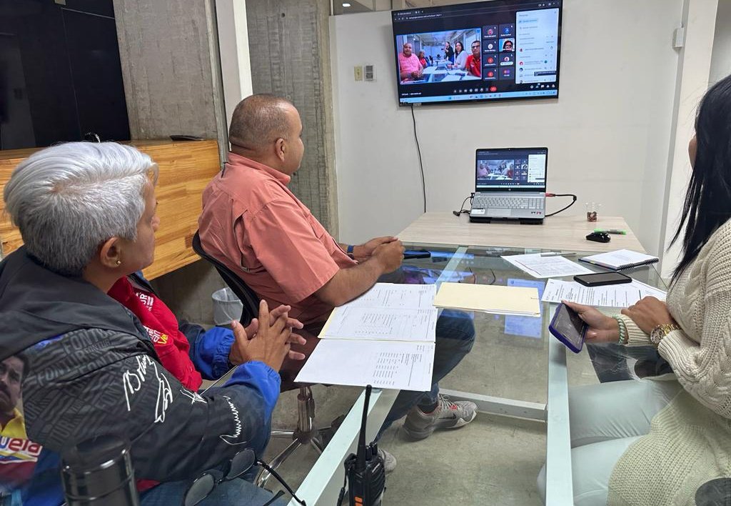 Fontur (@fonturoficialve) on Twitter photo Este lunes en videoconferencia el Pdte de #Fontur <a href="/ELOYSULBARAN/">Eloy Chiquitín</a> se reunió con coordinadores regionales a fin de establecer mecanismos de contraloría y supervisión mediante el Sistema Patria a los transportistas para garantizar el suministro de combustible.
#ElEquipoGana Este lunes en videoconferencia el Pdte de #Fontur <a href="/ELOYSULBARAN/">Eloy Chiquitín</a> se reunió con coordinadores regionales a fin de establecer mecanismos de contraloría y supervisión mediante el Sistema Patria a los transportistas para garantizar el suministro de combustible.
#ElEquipoGana