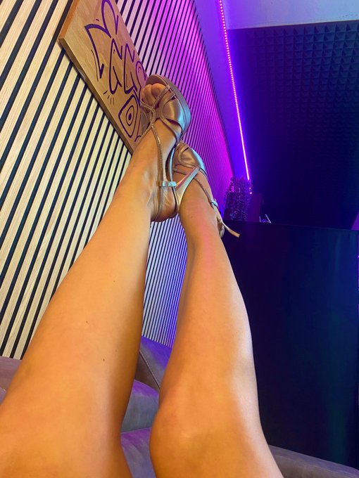 Vi piacciono i piedini? 👠 https://t.co/KP53I7gWuG