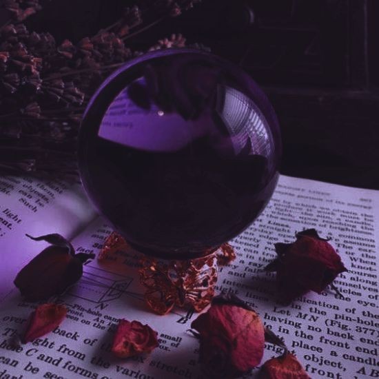 Helena_hkate's tweet photo. 𝔗𝔯𝔢𝔦𝔫𝔬 𝔠𝔢𝔫𝔞 𝔣𝔢𝔠𝔥𝔞𝔡𝔞

Após uma noite de adoração a Hekate, helena passaria em seu chalé daria um sorriso e trocaria de roupa indo em direção a arena. https://t.co/1zJkZ7pzwI