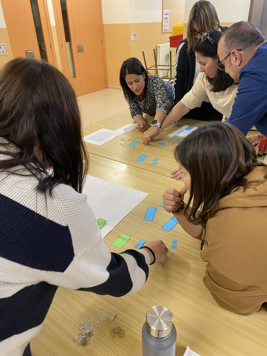 puigcavaller's tweet image. Nova sessió de xarxa #Faig amb els companys de @escolaflix. Avui analitzem les màquines i dissenyem el nostre #FAIGLAB . Primer disseny: analitzem i imaginem. @cesirecat @annapanisello #aprenentatgeambsentit #treballperprojectes