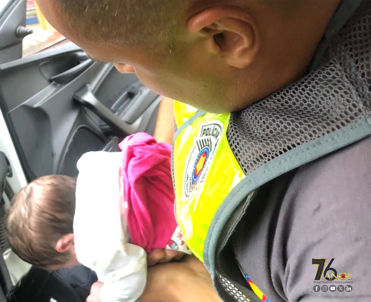 RodoviariaPMESP's tweet photo. Policiais do 6º BPRv, salvam bebê engasgada. Confira: https://t.co/RScPFa2QtL

#76AnosPoliciamentoRodoviário #PolíciaRodoviáriaSP #AnjosdoAsfalto #GuardiãodasRodovias #AForçaPúblicadeSãoPaulo #PolíciaMilitarSP #PMESP

AGÊNCIA DE NOTÍCIAS CPRv. https://t.co/UnQN6YcOu1