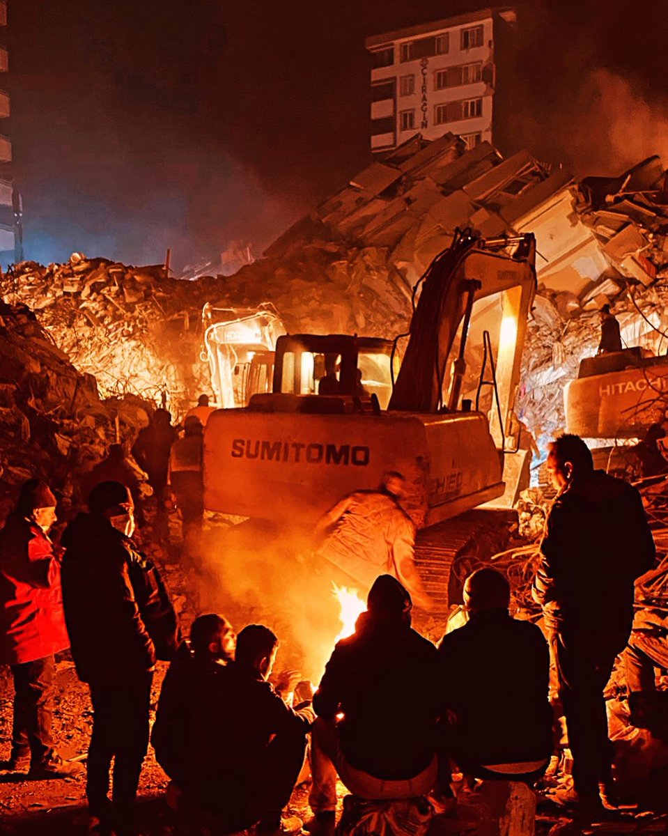nupeldadal's tweet photo. Ömrümüzün en uzun…
Ömrümüzün en uzun gecesi gündüzü, yılın en uzun gecesi, gündüzüne benzemiyormuş.
Öyle dünyanın dolanması, dönmesiyle, eğimiyle , ekseniyle olmuyormuş.İnsanın hissettikleriyle oluyormuş. https://t.co/ZgsiTOIFVU
