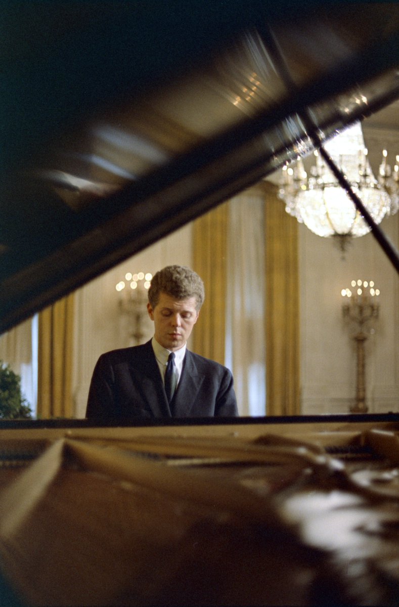 LBJLibrary's tweet photo. From classical melodies to modern beats, music has always filled the halls of the #WhiteHouse, a tradition that resonated particularly strongly during the #JohnsonAdministration.
Experience the complex story of American music through 100+ iconic objects: https://t.co/o0Qdjcgexg https://t.co/v4PmFWTt7d