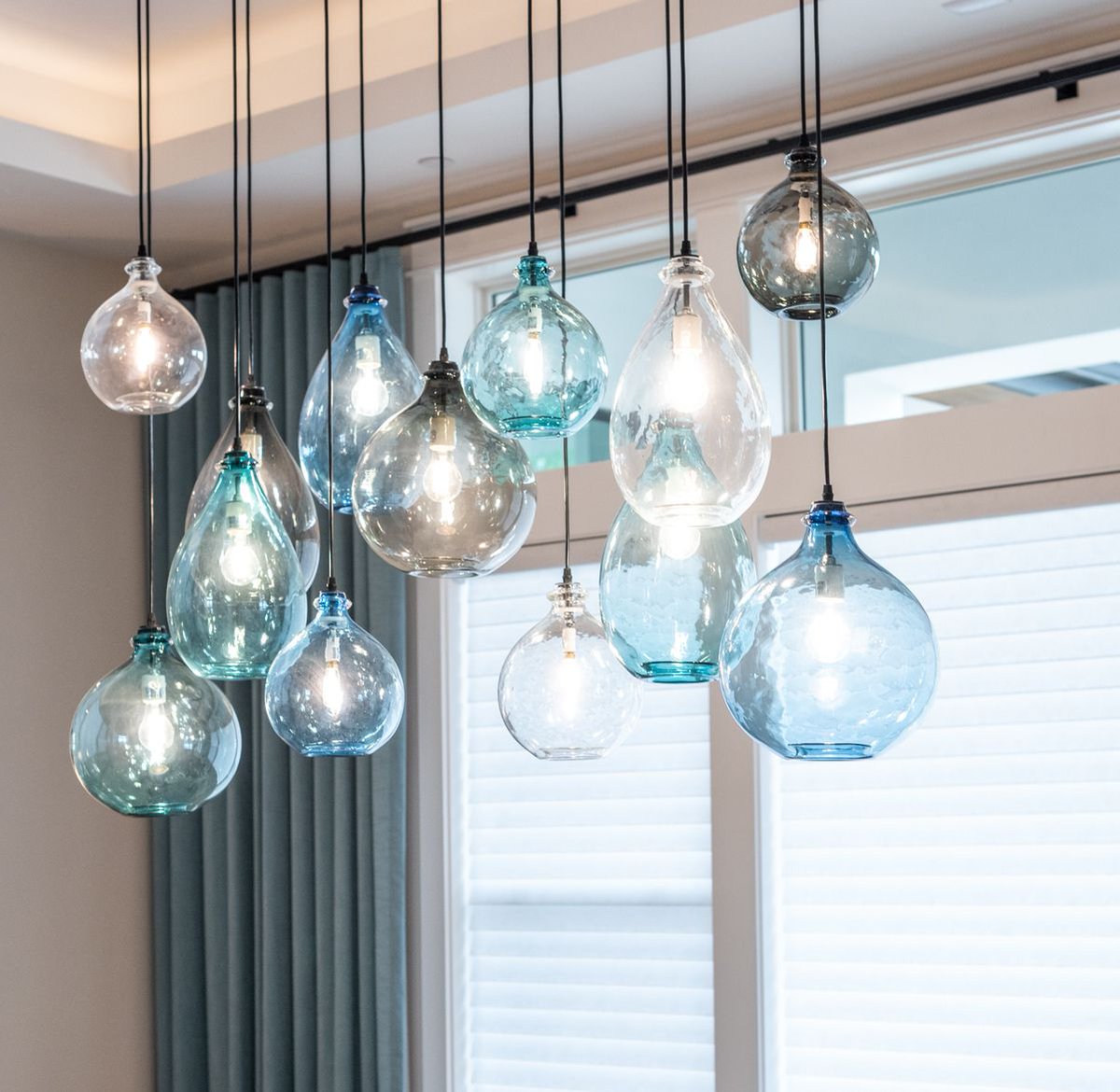 InspiredSpaces2's tweet photo. Our latest design project showcases this stunning blue chandelier in the dining room. It's giving coastal vibes 🌊 https://t.co/pO6r4ZzEkM