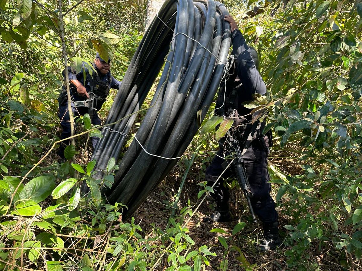 rioaxaca's tweet photo. #Oaxaca #Huachicoleo Localiza @SSPC_GobOax toma clandestina de hidrocarburo en el Istmo de Tehuantepec https://t.co/FQ8tjasaUu https://t.co/kKJzwZqJMh