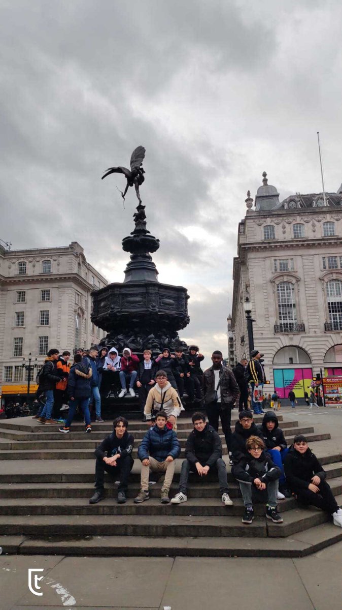 ColegioTajamar's tweet image. LONDRES 🇬🇧 ¿Sabías que es la ciudad más grande de Europa Occidental? Es casi tres veces Madrid con 1570 Km2. Un grupo de alumnos de 3º de Secundaria ha realizado allí una experiencia de inmersión cultural y lingüística para prepararse para el examen del FIRST.

#Secundaria #Insti