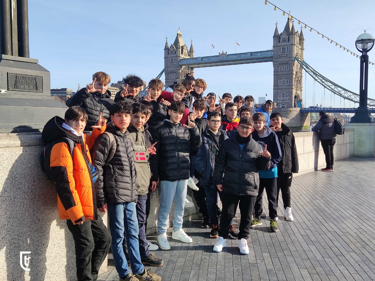 ColegioTajamar's tweet image. LONDRES 🇬🇧 ¿Sabías que es la ciudad más grande de Europa Occidental? Es casi tres veces Madrid con 1570 Km2. Un grupo de alumnos de 3º de Secundaria ha realizado allí una experiencia de inmersión cultural y lingüística para prepararse para el examen del FIRST.

#Secundaria #Insti