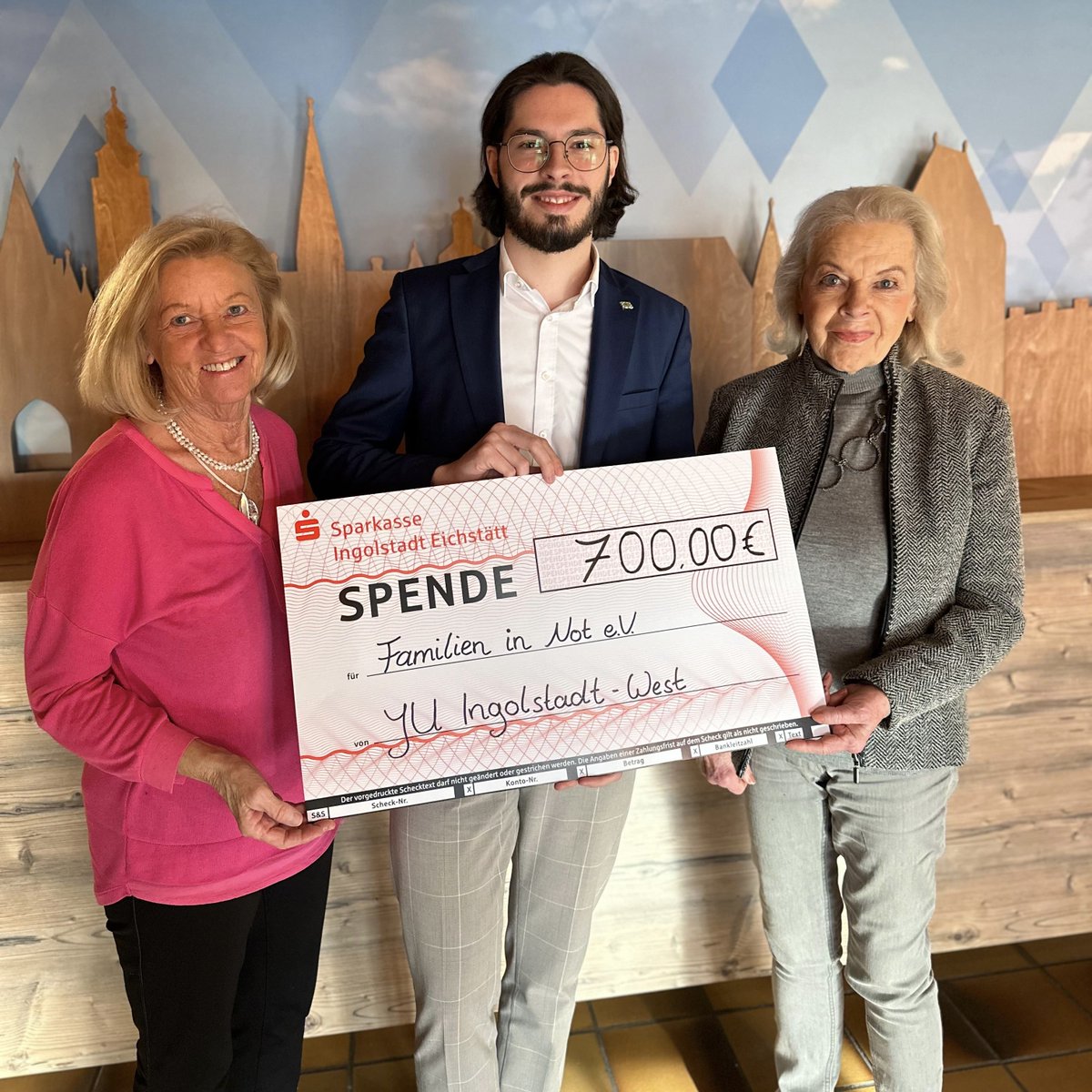 JU spendet €700,00 an Familien in Not
Europakandidat Maximilian Kern überreicht Spende

Hier den Beitrag lesen: csu.de/verbaende/kv/i…
#europawahl2024 #csu #ingolstadt #JU