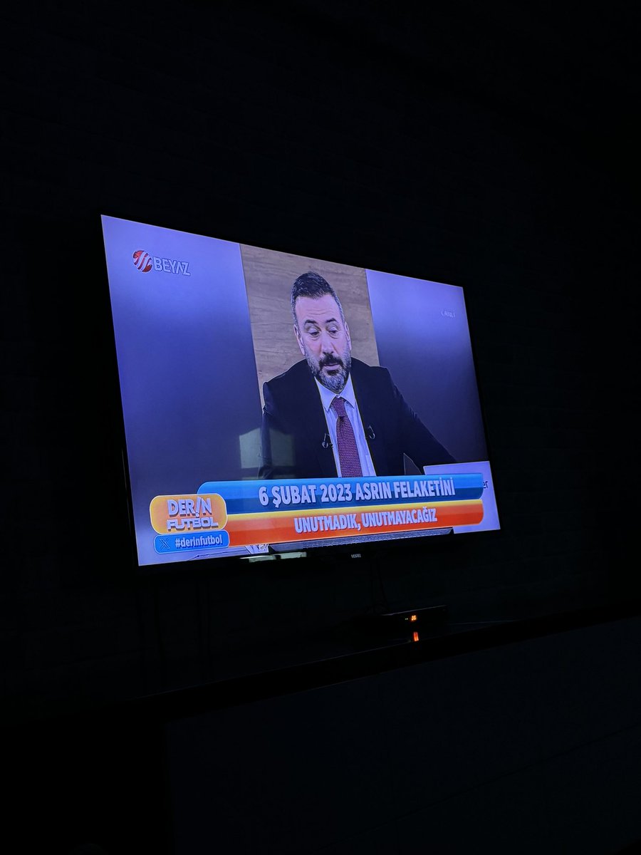 Cemba_53's tweet photo. @ertemsener sn şener lütfen arka sütüdtoyu değiştirin ekran bölünmüş gibi yayın yönetmeni bu görmüyomu. https://t.co/V1m5LkvQwB