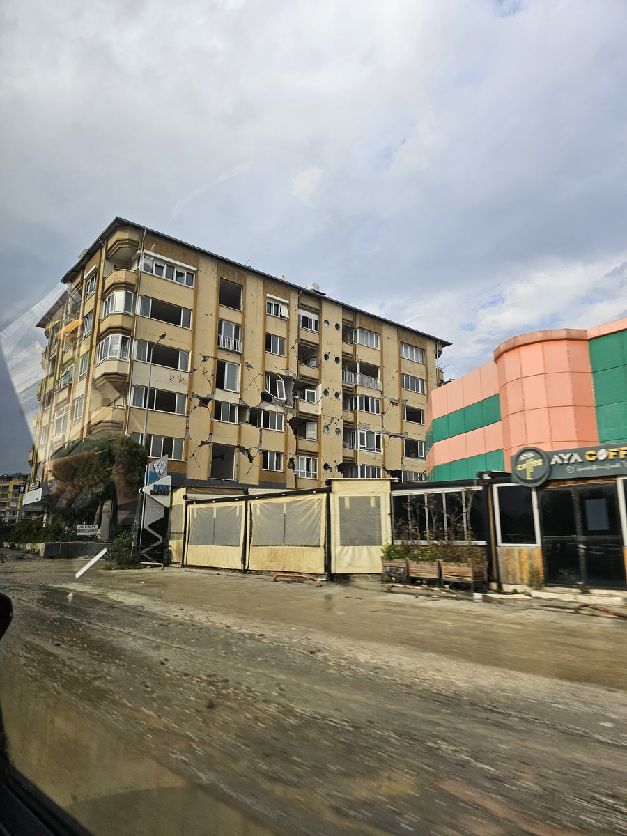 VeyselMotu33's tweet photo. 1 yıl oldu
Geçtiğimiz günlerde Hatay Antakya 'ya gittim orada değerli büyüklerimi ziyaret ettik insanların acıları dün gibiydi acılarımızın tarifi yok...
Hayatını kaybeden canlarımızın anıları önünde saygıyla...

#6subat2023 #deprem https://t.co/fxeBYVbgfc