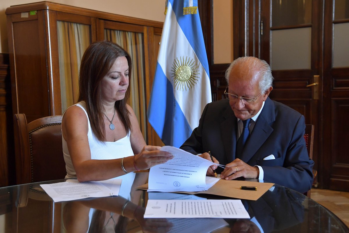 soyingridbeck's tweet photo. Hoy la ministra Pettovello firmó un convenio con Abel Albino, de CONIN, para "trabajar en la lucha contra la desnutrición infantil". Albino cree que la homosexualidad "es un problema", que los preservativos no protegen del VIH y que la masturbación es una tiranía. https://t.co/mIJw5VrtBc