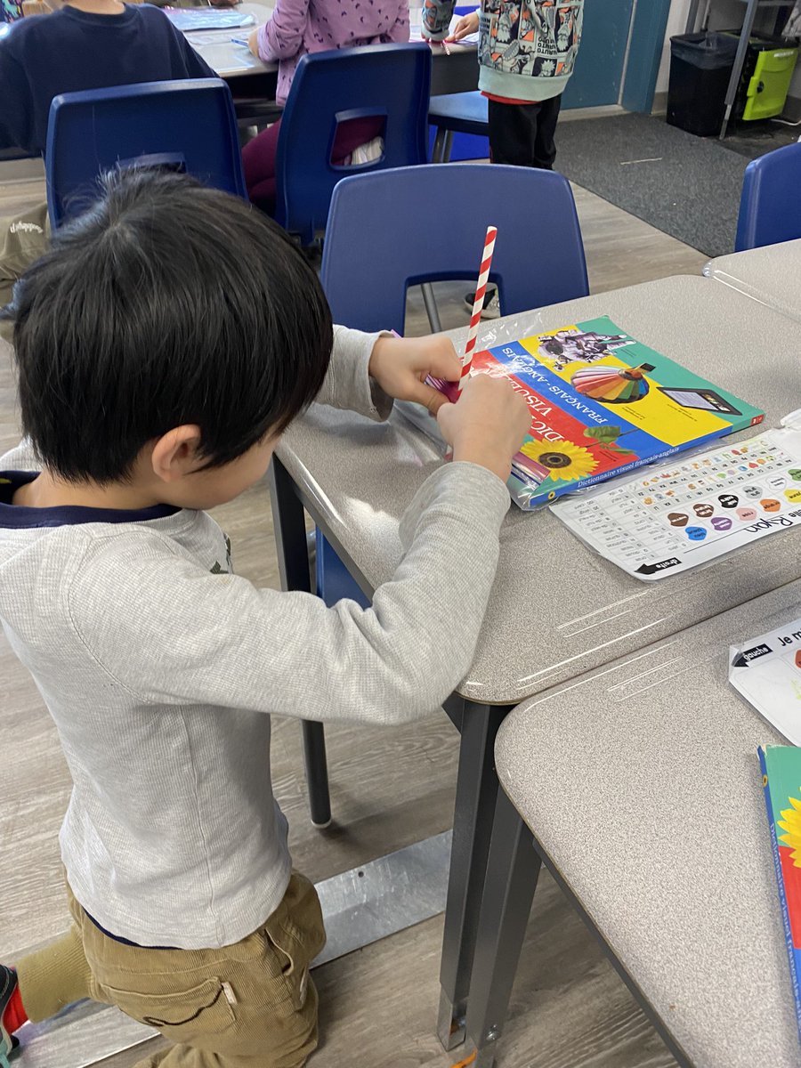 L’air peut soulever un livre! Having fun with science. <a href="/ddwhdsb/">Dr. David R. Williams Public School</a> <a href="/HDSBScienceTech/">HDSB Science & Technology</a>