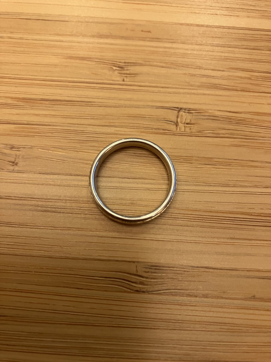 Op woensdag 3 januari 2024 hebben wij in de parkeergarage NOORD -1D? van het Universitair Medisch Centrum GRONINGEN een dames trouwring gevonden, doorsnede 1,7 cm. Er staan 2 data in: 29-10-1999 geven wij hierbij. De 2e datum horen wij graag van de eigenaresse.
Graag delen a.u.b