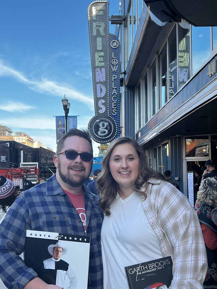 TomLitzenberg's tweet photo. #AskGarth @BryanMMoore @ThatSamOlson Happy Birthday @garthbrooks !! Hope you have an even bigger party than the one we had to open @FriendsBarNash !! —Tom from Pitt. (#FriendsInZoomPlaces) https://t.co/egSfYFr5CS