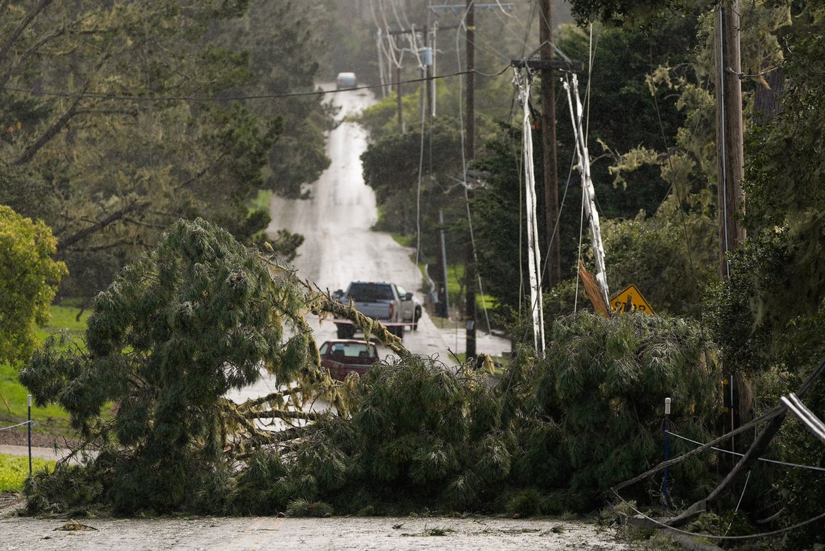 A barrage of rain pummeled California over the weekend, and is expected to continue at least until Tuesday for parts of the state. The deluge prompted Newsom to declare a state of emergency for 8 SoCal counties. cal.news/48ZR5Wx 📝 @lynnlaaa 📸 Ryan Sun, AP #LArain #CAwx