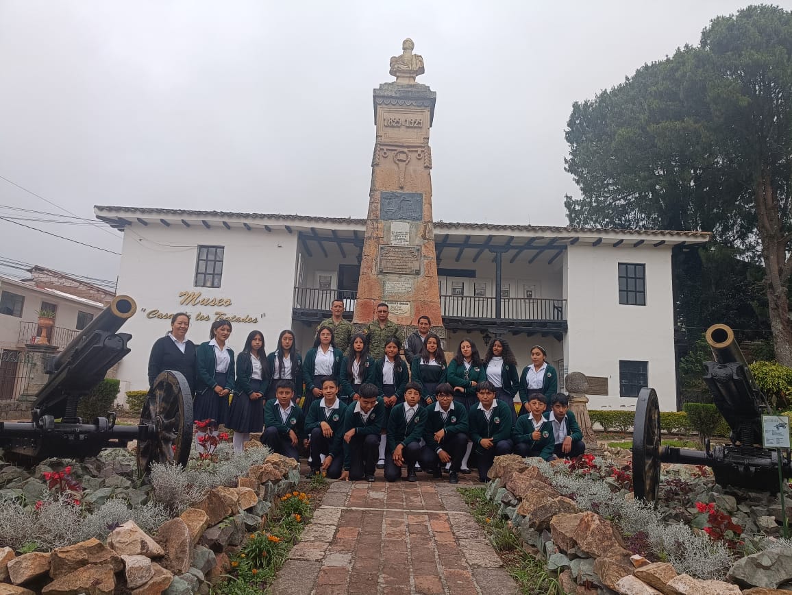 MuseosDefensaEC's tweet photo. 👉Iniciamos el mes con un emotivo momento cívico en el Museo #CasaDeLosTratados 🏛️, en colaboración con el Distrito de Educación 01-D03-Giron-Santa Isabel.

👧🏻👦🏻 Estudiantes de la U. E. "Alejandro Andrade" entonaron el Himno Nacional 🎶, rememorando hitos históricos. https://t.co/efYHRkyiI0