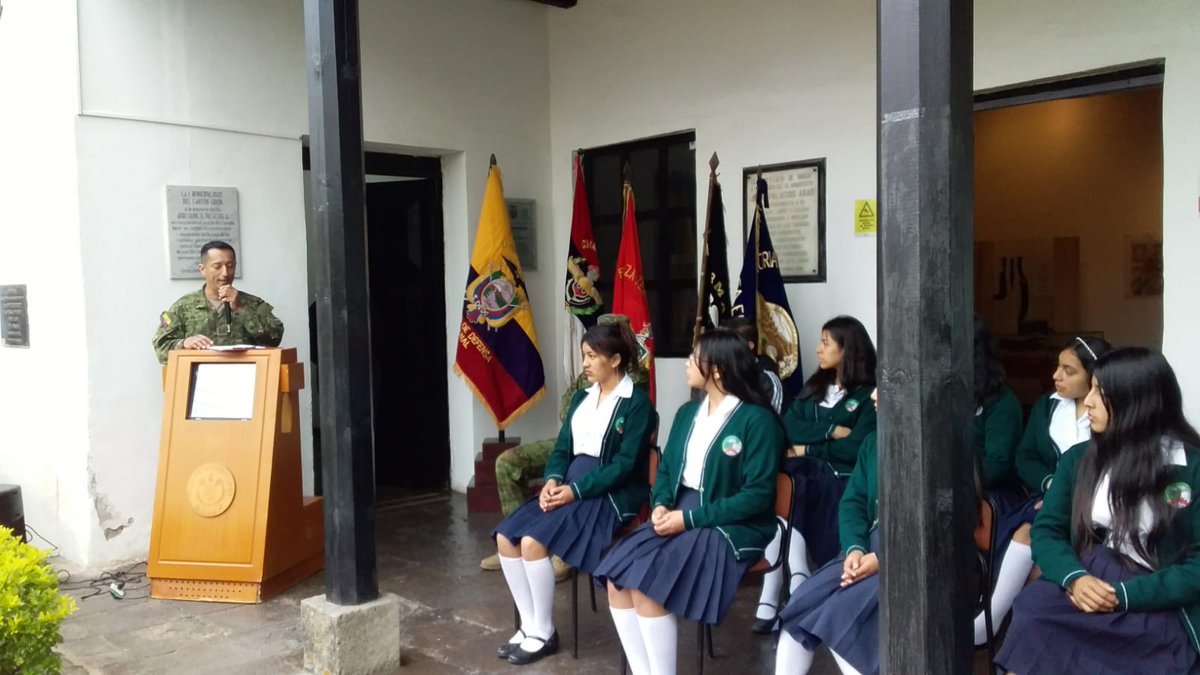MuseosDefensaEC's tweet photo. 👉Iniciamos el mes con un emotivo momento cívico en el Museo #CasaDeLosTratados 🏛️, en colaboración con el Distrito de Educación 01-D03-Giron-Santa Isabel.

👧🏻👦🏻 Estudiantes de la U. E. "Alejandro Andrade" entonaron el Himno Nacional 🎶, rememorando hitos históricos. https://t.co/efYHRkyiI0