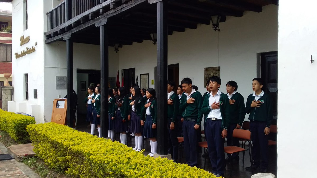 MuseosDefensaEC's tweet photo. 👉Iniciamos el mes con un emotivo momento cívico en el Museo #CasaDeLosTratados 🏛️, en colaboración con el Distrito de Educación 01-D03-Giron-Santa Isabel.

👧🏻👦🏻 Estudiantes de la U. E. "Alejandro Andrade" entonaron el Himno Nacional 🎶, rememorando hitos históricos. https://t.co/efYHRkyiI0