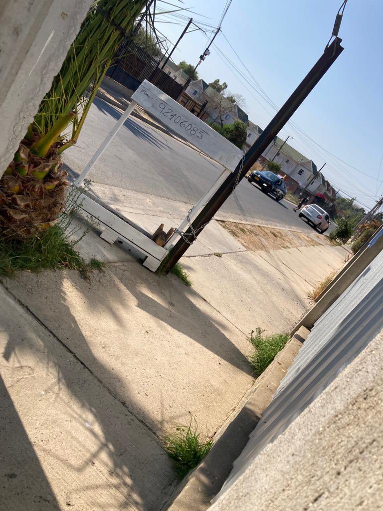 juliqueer's tweet photo. En #VillaAlemana estan robando en un auto Renault Blanco, aprovechándose por la crisis que pasamos. Calle Cumming,gente tenga cuidado. https://t.co/388KfYPjJ3